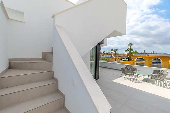 Unik villa med fantastisk uteområde | 3 soverom og 3 bad | Takterrasse og privat basseng