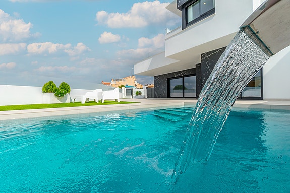 Unik villa med fantastisk uteområde | 3 soverom og 3 bad | Takterrasse og privat basseng