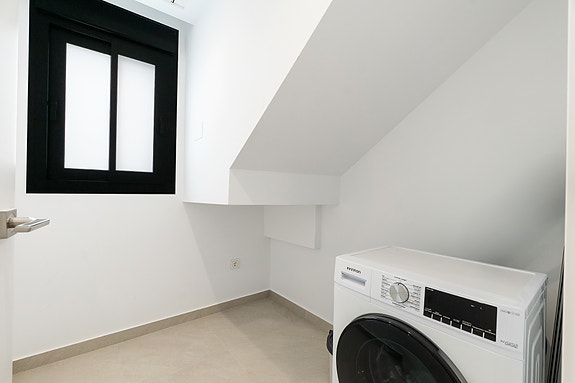 Unik villa med fantastisk uteområde | 3 soverom og 3 bad | Takterrasse og privat basseng