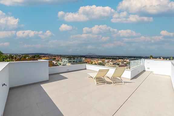 Unik villa med fantastisk uteområde | 3 soverom og 3 bad | Takterrasse og privat basseng