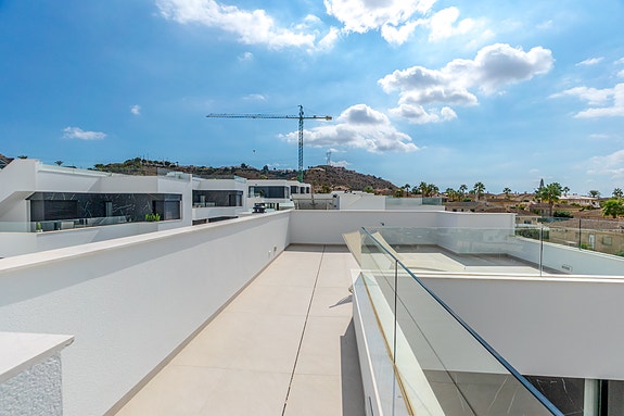 Unik villa med fantastisk uteområde | 3 soverom og 3 bad | Takterrasse og privat basseng