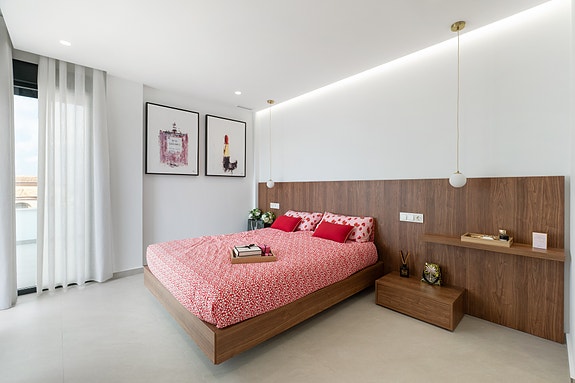 Unik villa med fantastisk uteområde | 3 soverom og 3 bad | Takterrasse og privat basseng