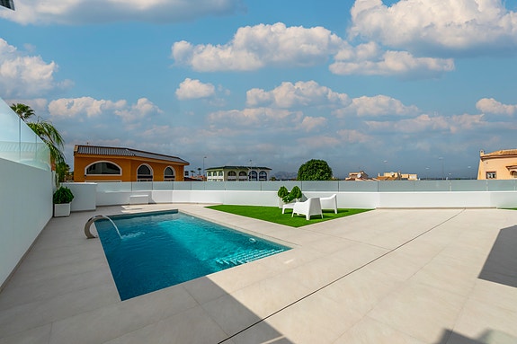 Unik villa med fantastisk uteområde | 3 soverom og 3 bad | Takterrasse og privat basseng