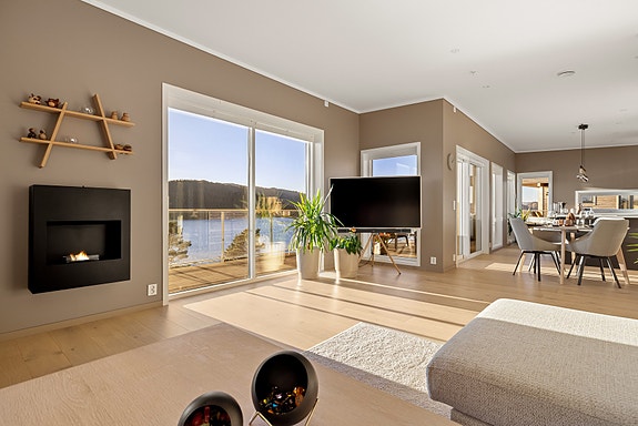 EIE eiendomsmegling presenterer Kubbaleitet 78 ved Helene Mathiesen (Foto: Nathalie Reinholdtsen)