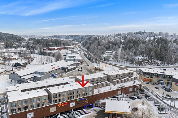 I nærområdet finnes også Bølgen badeland, idrettsanlegg og treningssentre som EVO og Family Sports Club.