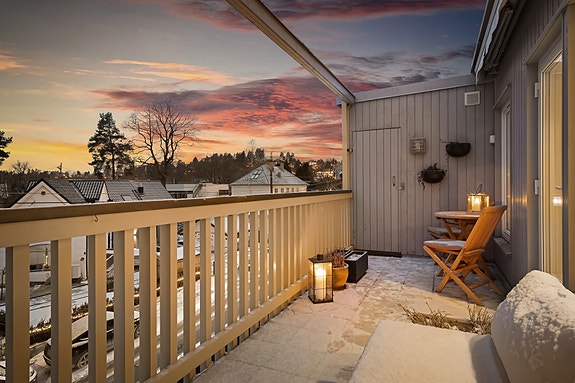 Velkommen til Elmholt allé 22 - en delikat og usjenert 3-roms i 3. etasje med heisadkomst. Stor sydvestvendt balkong og garasjeplass. Foto: ZOvenfra