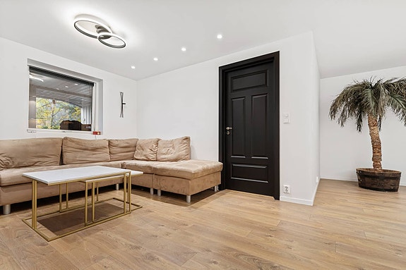 Stue med downlights i himling og varmefolie i gulv