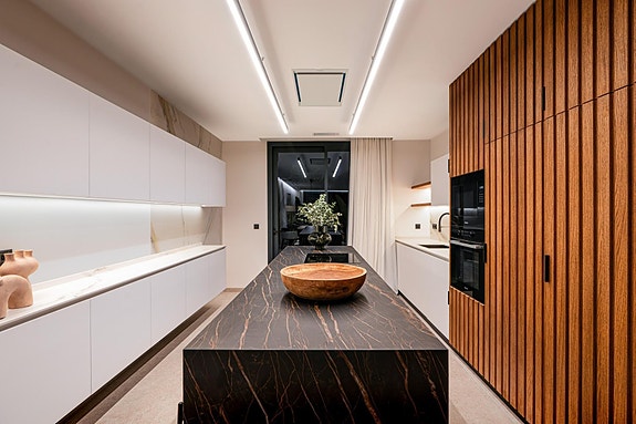 Nybygg! Villa med 4 soverom i lukket anlegg | Privat basseng, takterrasse og uteområder