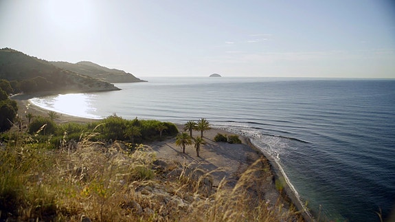 PÅ STRANDEN! Leilighet med 2 soverom og fantastisk beliggenhet | Parkering og bod