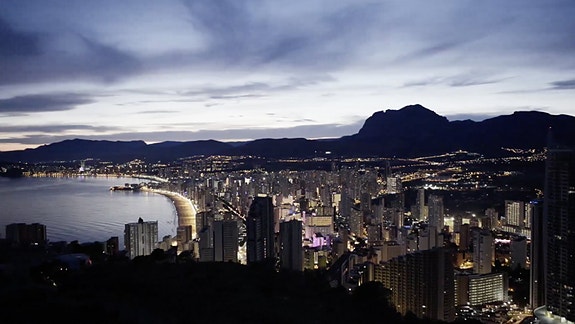 PÅ STRANDEN! Leilighet med 2 soverom og fantastisk beliggenhet | Parkering og bod