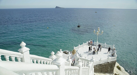 PÅ STRANDEN! Leilighet med 2 soverom og fantastisk beliggenhet | Parkering og bod
