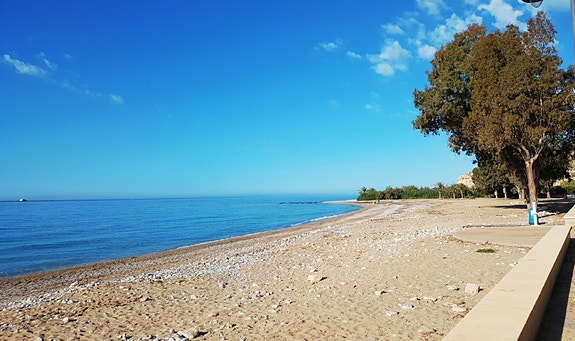 PÅ STRANDEN! Leilighet med 2 soverom og fantastisk beliggenhet | Parkering og bod
