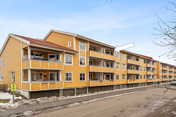 Leilighetsbygget ligger i et etablert og rolig boligområde.