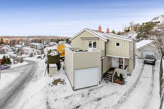 Velkommen til Torshaugveien 13A - En innholdsrik og tiltalende familiebolig beliggende i barnevennlige omgivelser ved foten av Bymarka