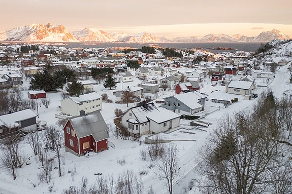 Romslig enebolig med flott utsikt mot fjord og fjell. Boligen går over to plan med kjeller.