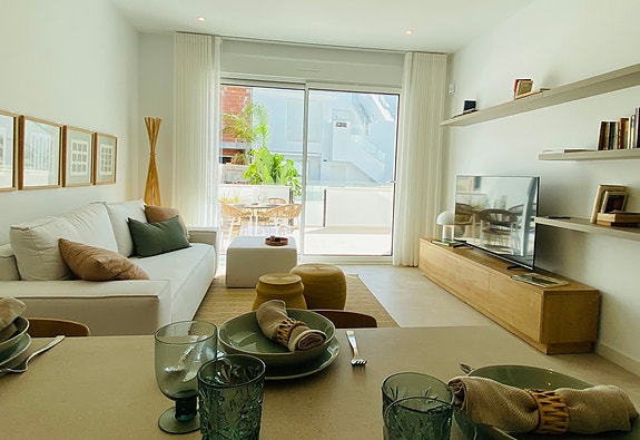 Bolig til sommeren? Moderne leilighet med 3 soverom | Stor uteplass | Flotte fellesområder | Parkering