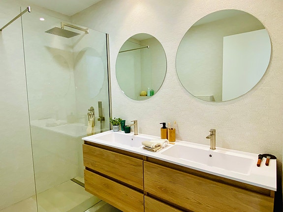 Bolig til sommeren? Moderne leilighet med 3 soverom | Stor uteplass | Flotte fellesområder | Parkering