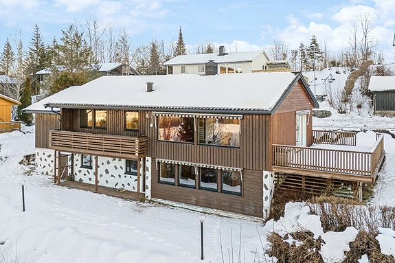 Aktiv Eiendomsmegling v/Anders Borgsø har gleden av å presentere Øvre Helgesmark 9.