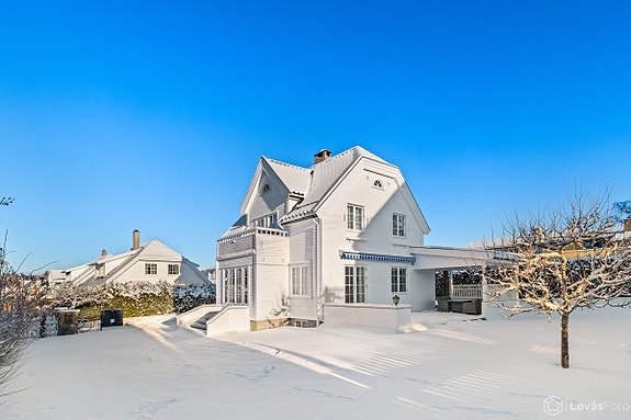 Velkommen til Munkerudveien 46 - Solrik og flott klassisk villaeiendom | Stor og flat tomt | Unik trippelgarasje med full kjeller