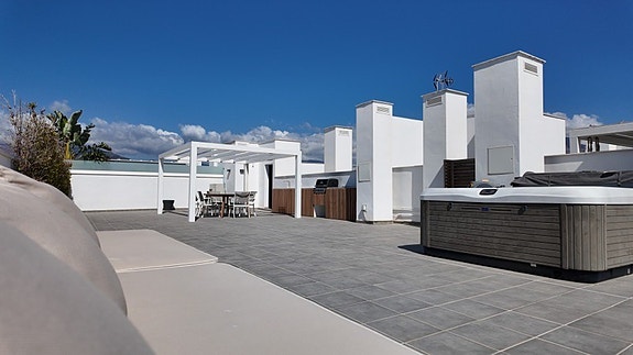 Lekker penthouse med 4 soverom, stor takterrasse og jacuzzi | Sentralt i San Pedro