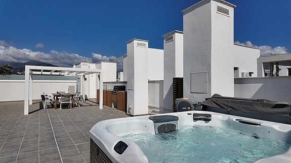 Lekker penthouse med 4 soverom, stor takterrasse og jacuzzi | Sentralt i San Pedro