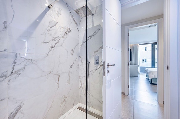 Lekker penthouse med 4 soverom, stor takterrasse og jacuzzi | Sentralt i San Pedro