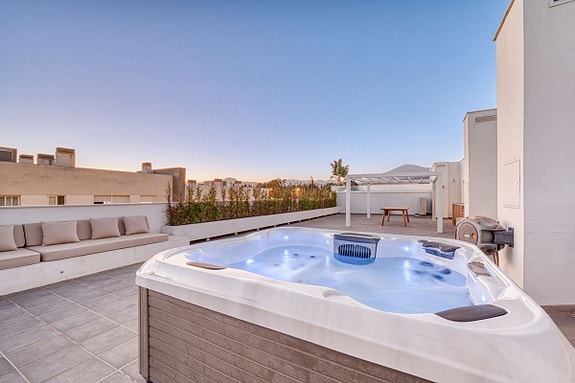 Lekker penthouse med 4 soverom, stor takterrasse og jacuzzi | Sentralt i San Pedro