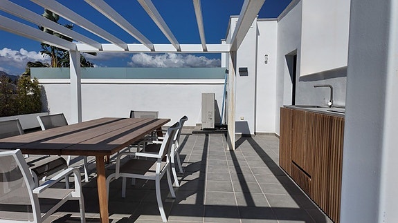 Lekker penthouse med 4 soverom, stor takterrasse og jacuzzi | Sentralt i San Pedro