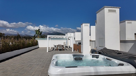 Lekker penthouse med 4 soverom, stor takterrasse og jacuzzi | Sentralt i San Pedro