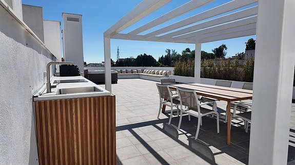 Lekker penthouse med 4 soverom, stor takterrasse og jacuzzi | Sentralt i San Pedro