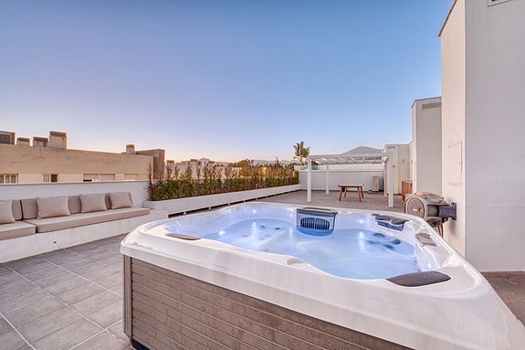 Lekker penthouse med 4 soverom, stor takterrasse og jacuzzi | Sentralt i San Pedro