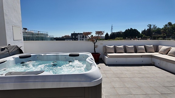 Lekker penthouse med 4 soverom, stor takterrasse og jacuzzi | Sentralt i San Pedro
