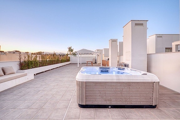 Lekker penthouse med 4 soverom, stor takterrasse og jacuzzi | Sentralt i San Pedro