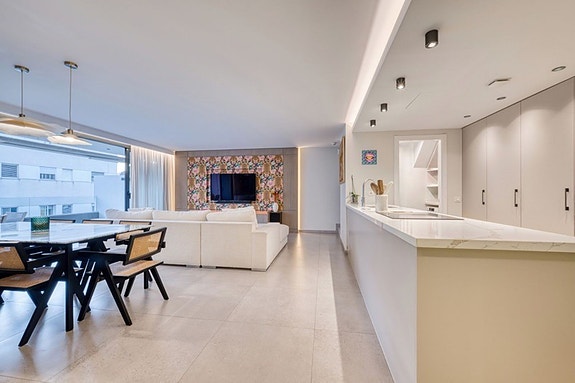 Lekker penthouse med 4 soverom, stor takterrasse og jacuzzi | Sentralt i San Pedro