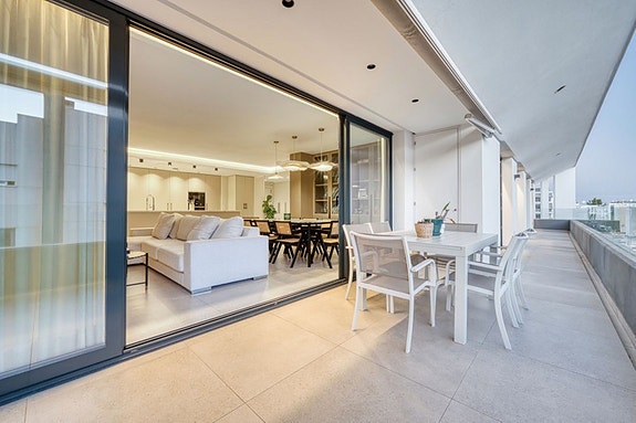 Lekker penthouse med 4 soverom, stor takterrasse og jacuzzi | Sentralt i San Pedro