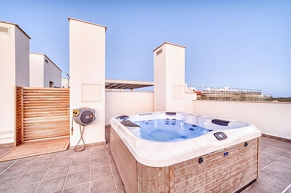 Lekker penthouse med 4 soverom, stor takterrasse og jacuzzi | Sentralt i San Pedro