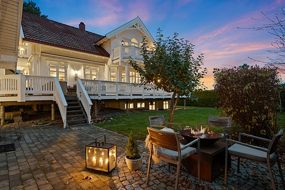 Velkommen til Svarttrosttoppen 13, et solid og klassisk hjem med god plass til å leve. Boligen har et BRA-i på 315 m2, utleiedel i en del av kjelleren, og frittstående dobbelgarasje. Tomten består av opparbeidet hage og en unik naturtomtdel.