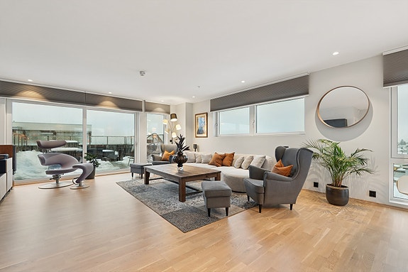 DNB Eiendom v/Veronika Bjønnes har gleden av å presentere Moveien 113B - En moderne og lekker toppleilighet med attraktiv beliggenhet, god plass og 2 garasjeplasser for å nevne noe!