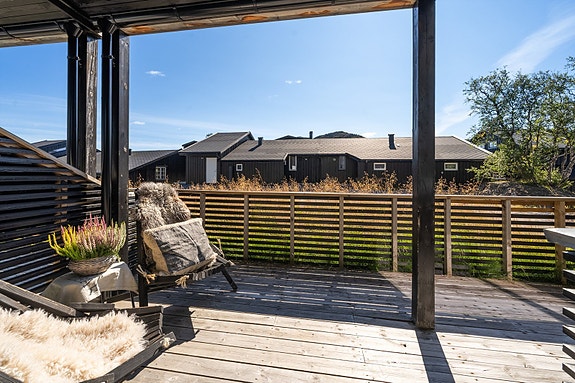 Overbygd og hyggelig veranda i 1.Etasje med gode solforhold