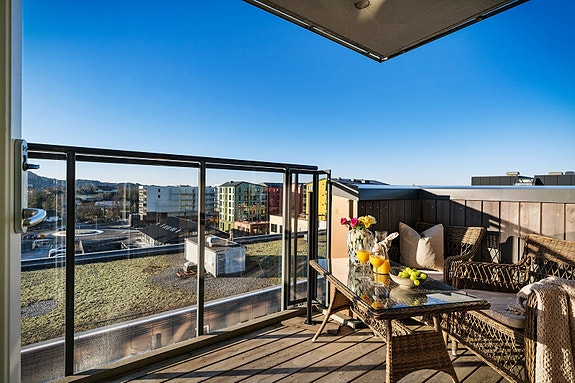 - Velkommen til et hjem midt i hjertet av Sotra Kystby - omgitt av servicetilbud og turmuligheter -