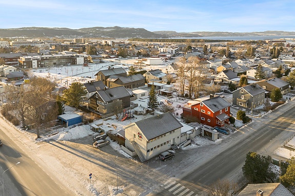 Velkommen til Skolegata 24 - Sentralt beliggende eiendom i Stjørdal, med stor tomt på ca. 1,15 mål.