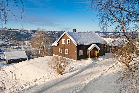 Velkommen til Oppdalslinna 70!
En flott eiendom med en landlig og sentral beliggenhet på Roa.