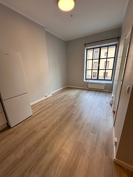 Stuen med store vinduer