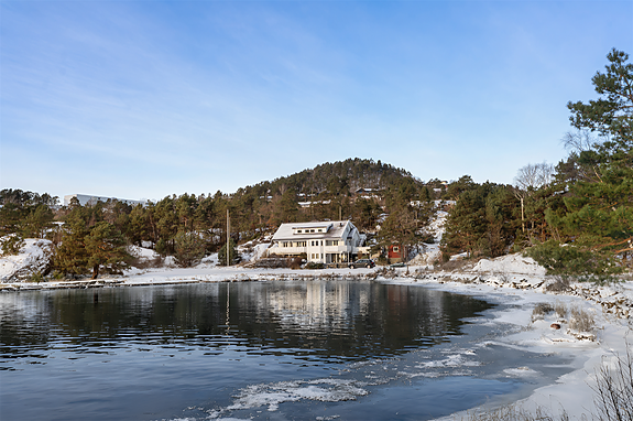 Eiendommen har en skjermet beliggenhet med god avstand til naboer.