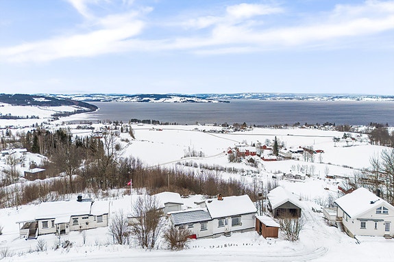 Enebolig med flott utsikt mot Mjøsa - Boligen ligger i midten, nederst i bildet
