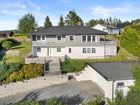 EiendomsMegler 1 v/ Johan Offigstad har gleden av å presentere Elveveien 4. Foto: Mads Petter Karlsen - Shuttr Foto