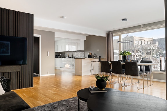 I et rolig og tilbaketrukket område på Charlottenlund ligger dette moderne rekkehuset fra 2014.