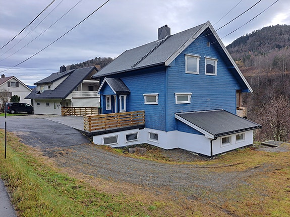 Velkommen til Dalevegen 44 - en flott familiebolig, renovert i 2001. Sokkelleilighet i underetasjen