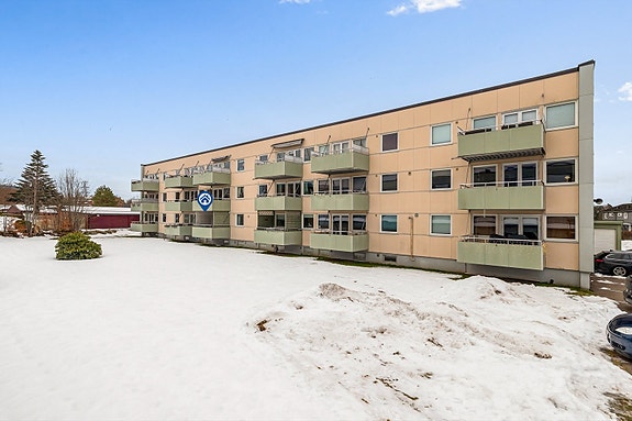 Lys og flott andelsleilighet i høy 1 etasje med moderne kjøkken, pent bad, 2 soverom og solrik vestvendt balkong.