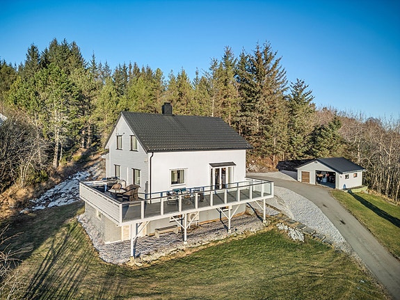 Velkommen til Ansnesveien 74! - en svært flott og innholdsrik enebolig beliggende i et rolig og attraktivt område på Ansnes.